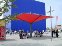Schirm mit roter Membran vor dem Isländischen Pavillon